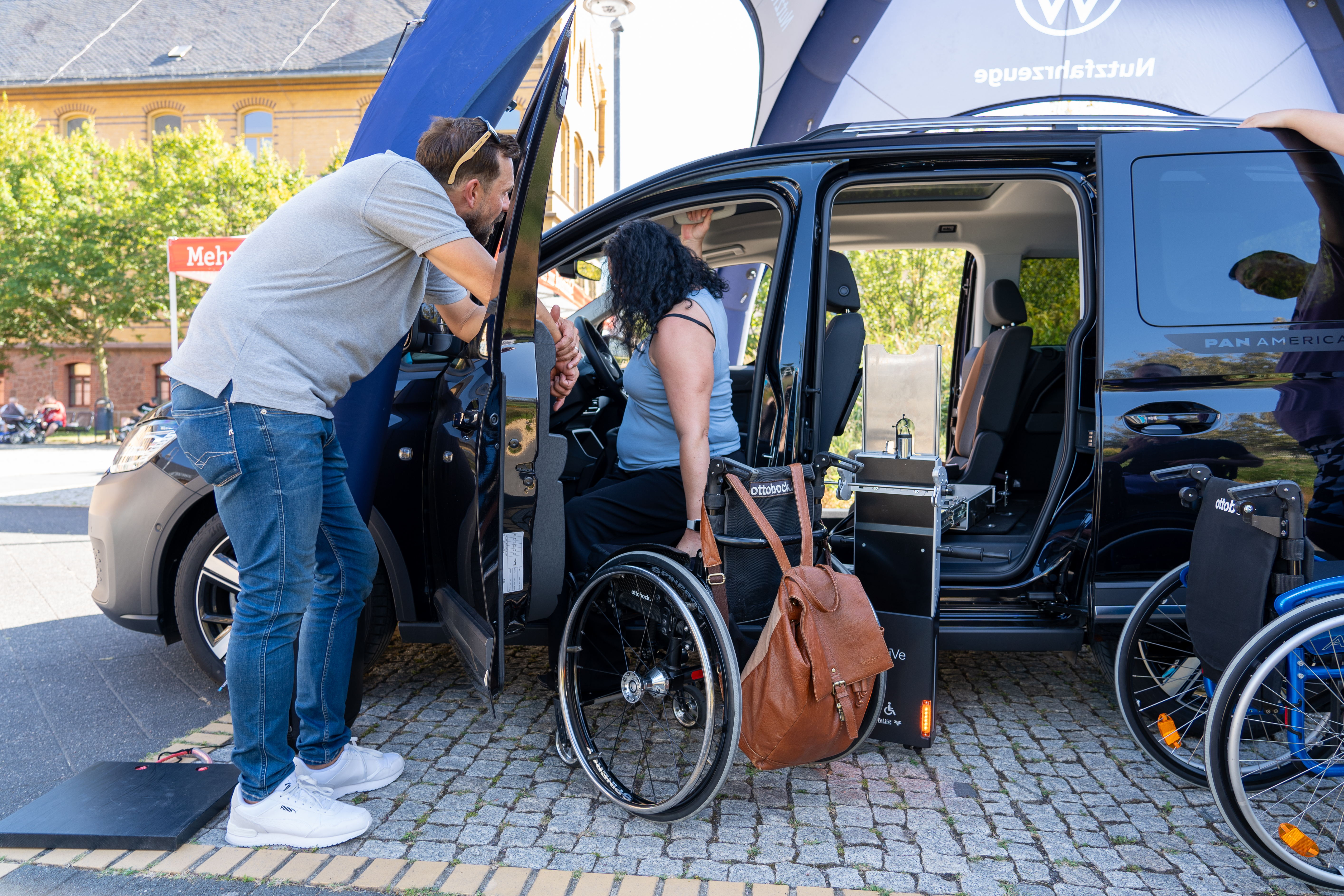 Rollstuhlgerechtes Fahrzeug am Vorplatz