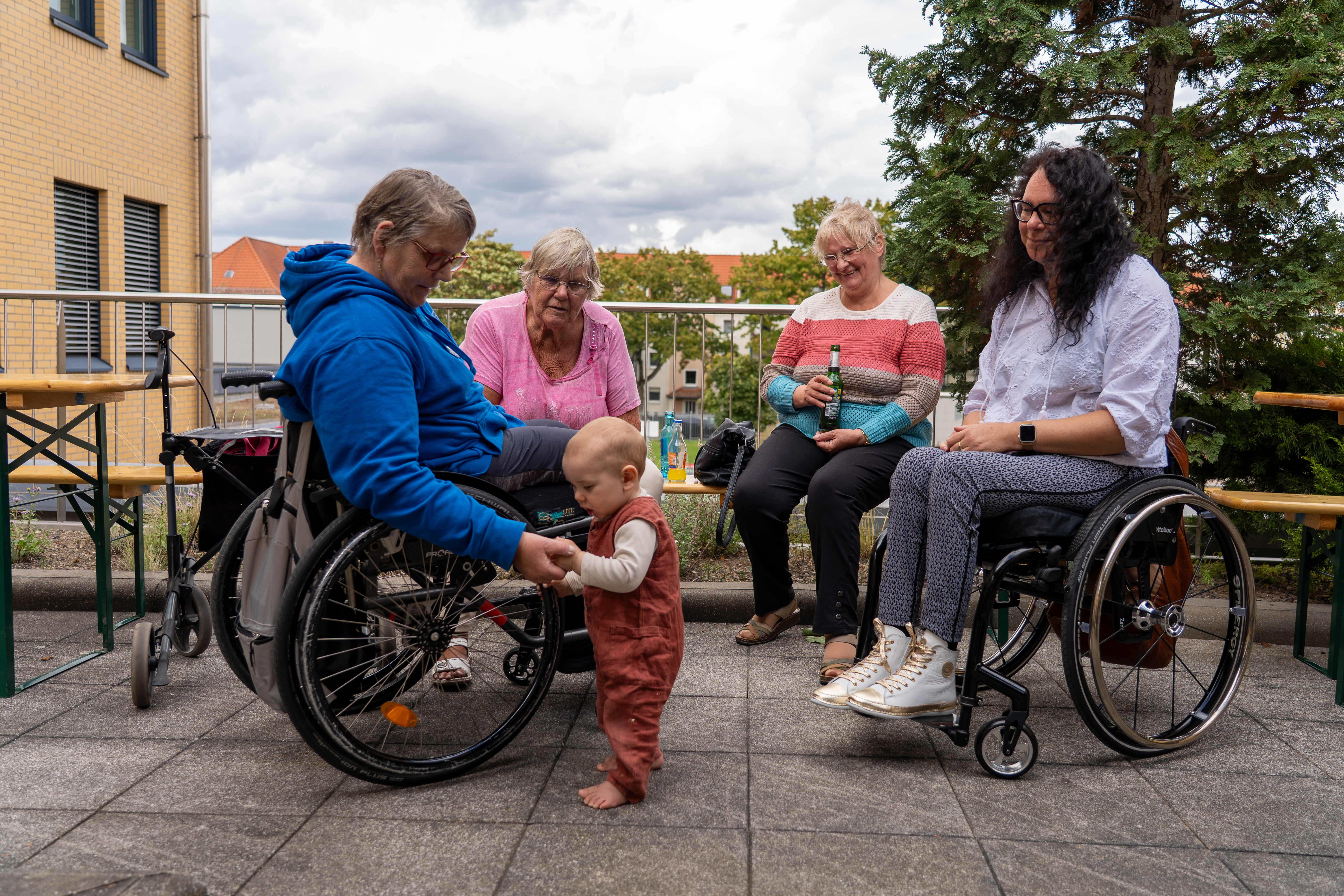 Begegnung beim Sommerfest auf der Terrasse