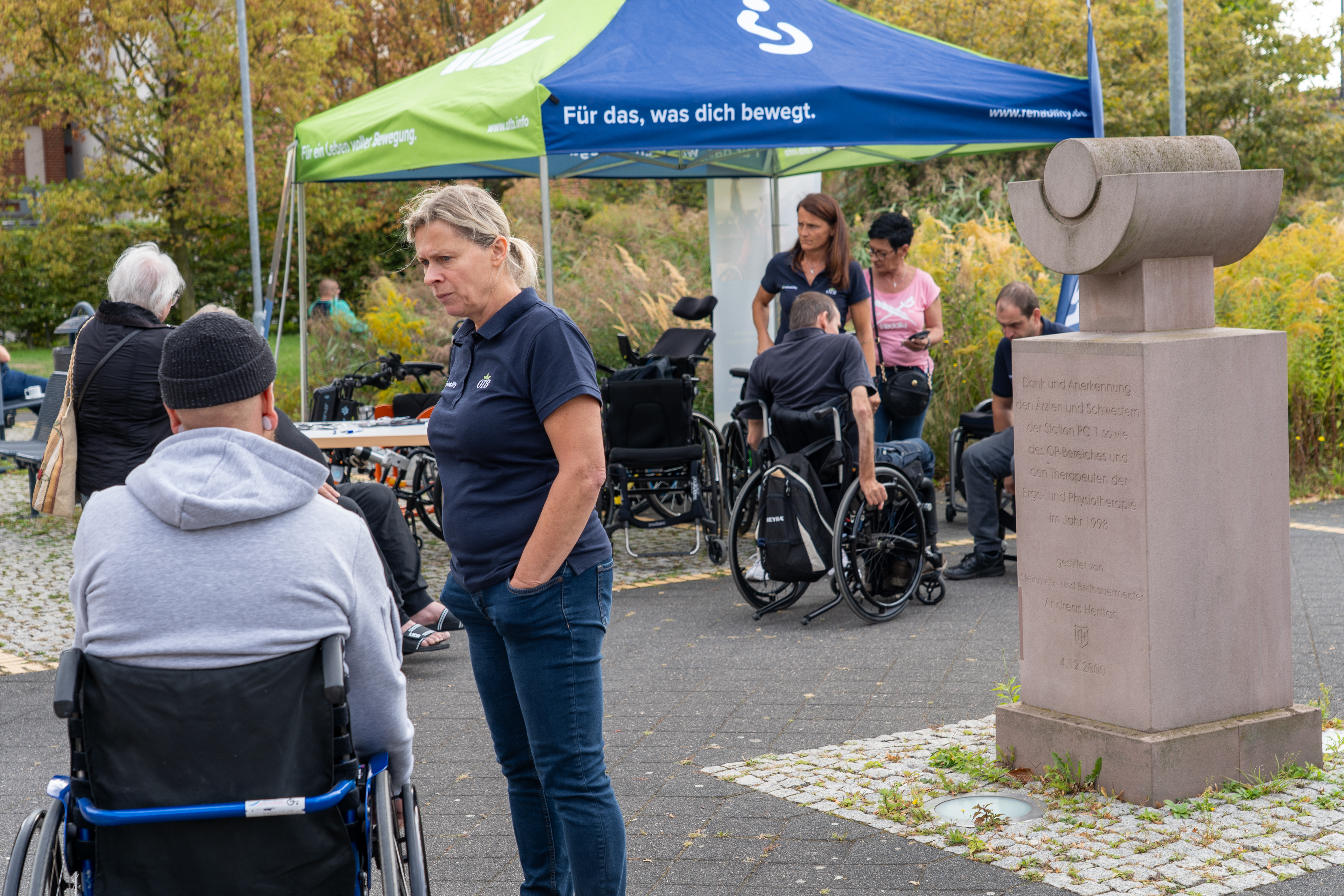 Hilfsmittelstände am Vorplatz der Klinik